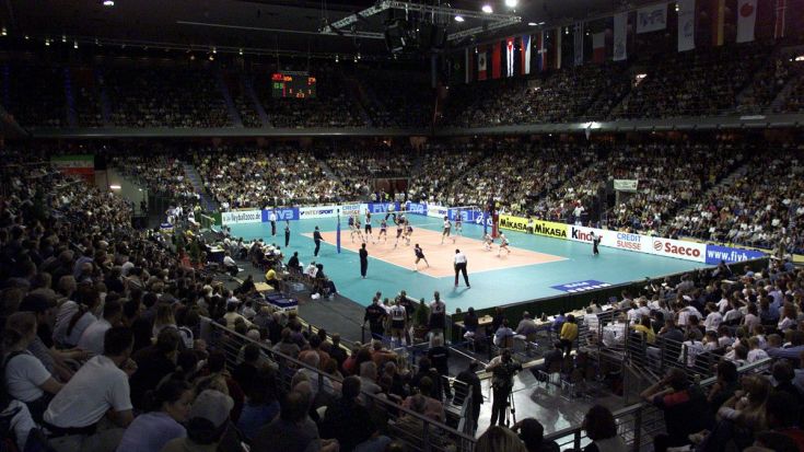 Foto FIVB: 2002 fand erstmals in Deutschland eine Hallen-WM statt. Das Bild zeigt die ausverkaufte Max-Schmeling-Halle zum Finale zwischen Italien und den USA.