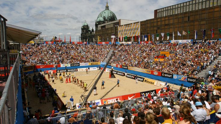 Foto Eckhard Herfet: 2005 fand erstmals eine Beach-Volleyball Weltmeisterschaft in Deutschland statt, direkt vor dem Palast der Republik in Berlin.