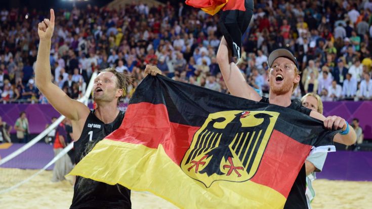 Foto FIVB: Der größte Moment in der deutschen Volleyball-Geschichte: Julius Brink und Jonas Reckermann feiern den Olympiasieg 2012 in London. 