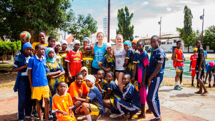 Besuch beim Volleyball-Club in der Küstenstadt Tanga (Foto: Rachel Ildephonce Fiume)