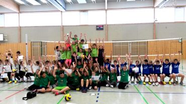 Die Puchheimer freuen sich über ihren Sieg beim Volley-Grundschul-Cup - Foto: BVV