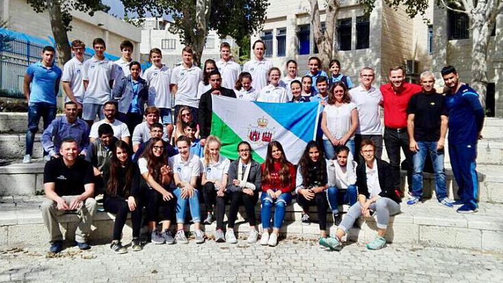 Die Jugendlichen des VC Brandenburg und Raa'nana e.V.gemeinsam in Israel - Foto: Facebook-Seite VC Brandenburg
