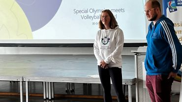 Anna Koebisch vom Organisationskomitee Special Olympics World Games und Jugendreferent Matthias Frosch als Quizmaster