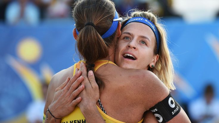 Foto FIVB: Komm in meine Arme! Laura Ludwig und Kira Walkenhorst stehen abermals im Finale eines großen Turniers.