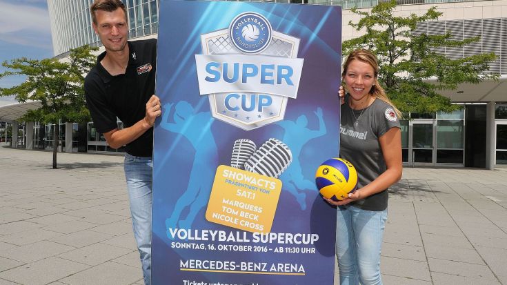Foto Wende, photowende.com: Am Dienstag stellten u.a. Robert Kromm und Katharina Schwabe bei einer Pressekonferenz den Volleyball Supercup 2016 vor.
