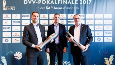 Foto Nils Wüchner (v.l.): DVV-Pressesprecher Thilo von Hagen, Daniel Hopp (Geschäftsführer der SAP Arena) und Klaus-Peter Jung (Geschäftsführer der VBL) mit den Pokalen.
