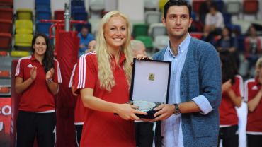 Foto: Saskia Hippe erhielt aus den Händen des türkischen Nationaltrainers Ferhat Akbas die Auszeichnung als MVP des Turniers in Bursa.