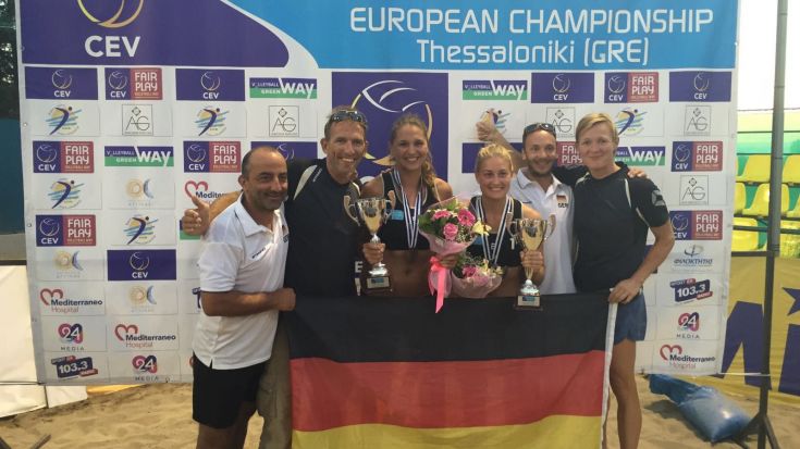 Foto CEV: Am Ende jubelten Lisa Arnholdt/Nadja Glenzke mit ihrem Betreuerstab um Bundestrainer Jörg Ahmann über die tolle Bronzemedaille.