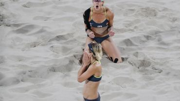 Foto FIVB: Nur zum Jubeln am Boden: Kira Walkenhorst nach dem Matchball im Sand der Copacabana.