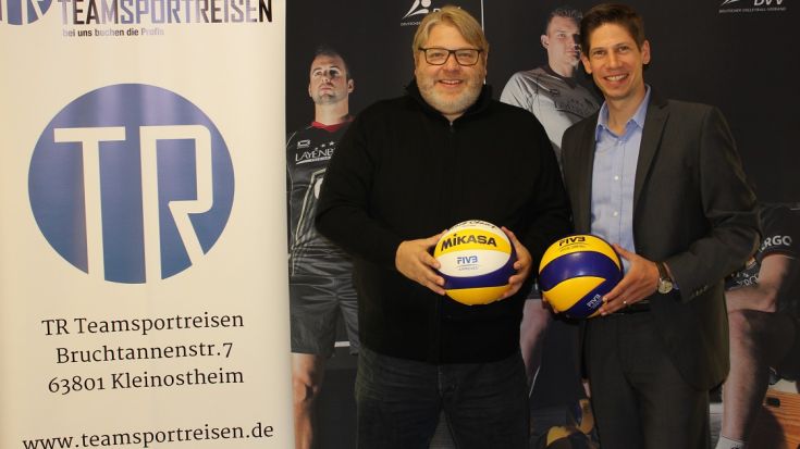 Foto DVV: Karl Gladeck, Vertriebsleiter von Teamsportreisen, und Arne Dirks, Geschäftsführer der Deutschen Volleyball Sport GmbH, freuen sich über die neue Partnerschaft.
