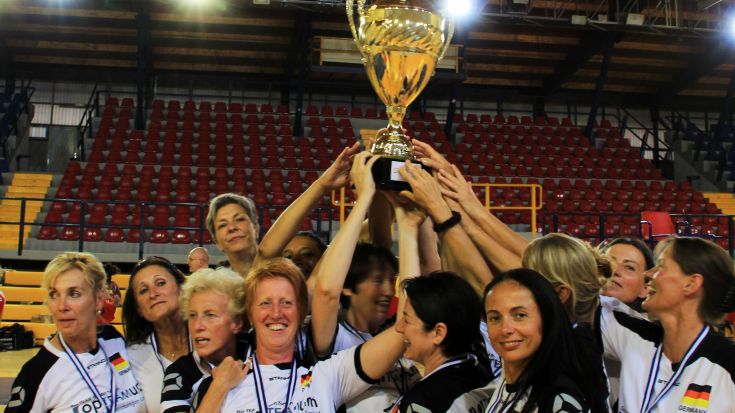 Foto Gerd Richter: Da ist das Ding! Die deutschen Seniorinnen mit dem WM-Pokal.