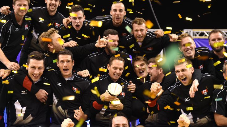 Foto FIVB: Pokal und Gold-Glitter für Kanadas Männer.