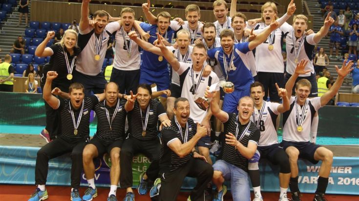 Foto CEV: Jubel bei Estlands Männern über den Titel in der European League 2016.