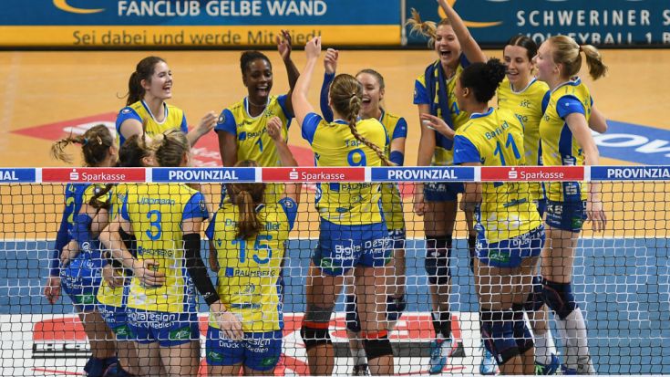 Foto EHFoto: Jubel bei den Schweriner Spielerinnen über den Sieg im ersten DM-Finale.