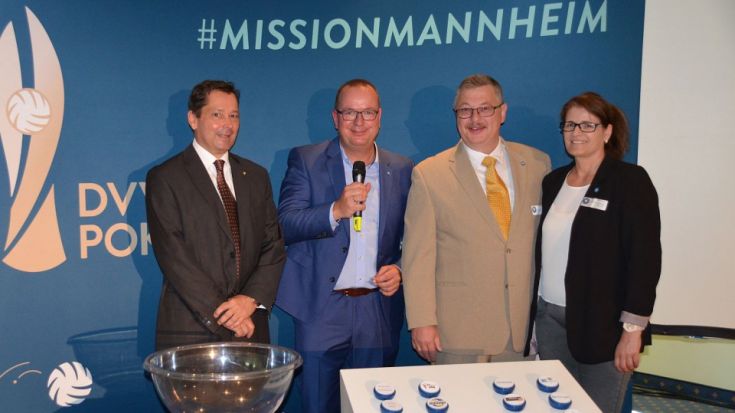 Foto VBL: Joachim Fitzner, Moderator Frank Bleydorn, Bundesspielwart Gerald Kessing und Viola Knospe (Managerin Spielbetrieb) bei der Achtelfinal-Auslosung.