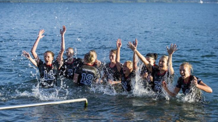 Foto volleymasters.ch: Unvergessen! Mit einem Bad im Genfer See feierten die DVV-Frauen 2014 den Sieg beim Turnier in Montreux.