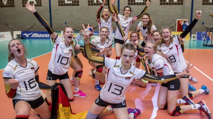 Foto CEV: So euphorisch jubelten die deutschen Mädchen nach Platz sechs bei der EM und der damit verbundenen WM-Qualifikation.