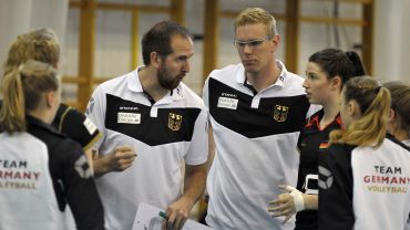 Foto CEV: Ratlos! Bundestrainer Martin Frydnes und sein Team verloren gegen Polen deutlich.