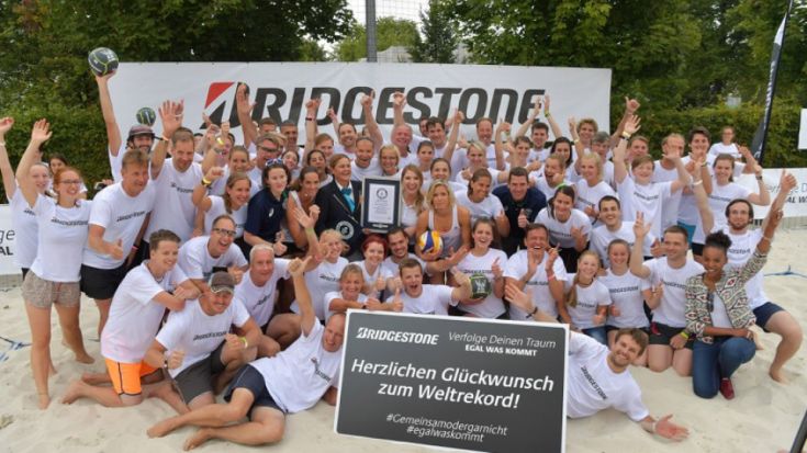 Foto Bridgestone Deutschland: Teilnehmer des Weltrekord-Teams mit Laura Ludwig und Kira Walkenhorst.
