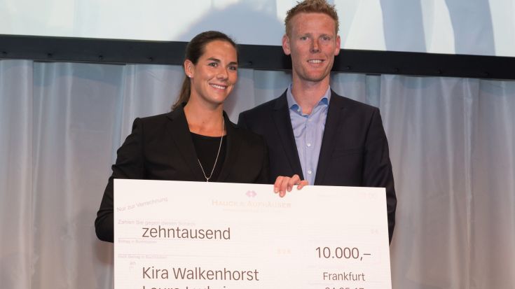 Foto Treudis Naß für Deutsche Sporthilfe: Kira Walkenhorst und Laudator und 