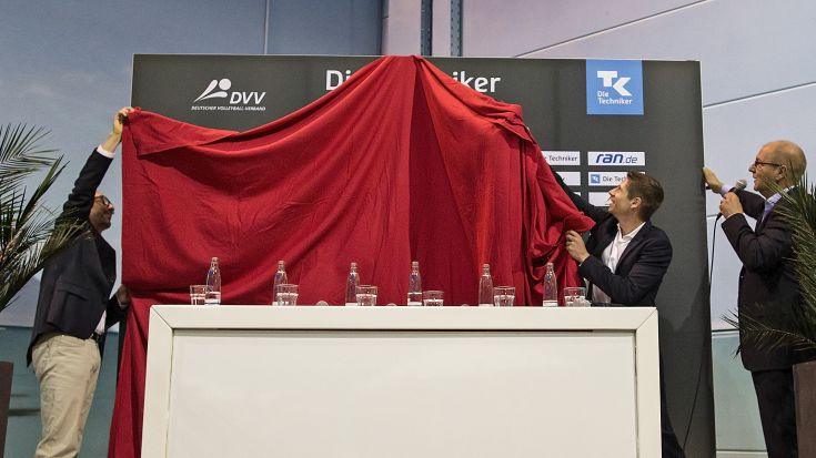 Foto Hoch Zwei: DVV-Präsident Thomas Krohne und DVS-Geschäftsführer Arne Dirks enthüllten die neue Presserückwand.