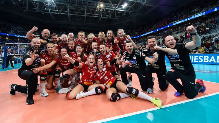 Foto Conny Kurth: Die Dresdnerinnen jubeln über den Sieg im DVV-Pokal