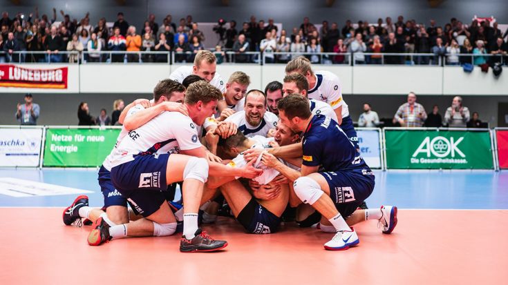 Foto SVG Lüneburg: Die Lüneburger feiern ihren Einzug ins Pokalfinale.