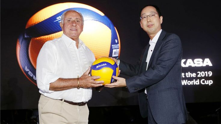 Foto FIVB: FIVB-Präsident Ary Graça (links) und Mikasa-Präsident Yuji Saeki haben den neuen Ball vorgestellt.