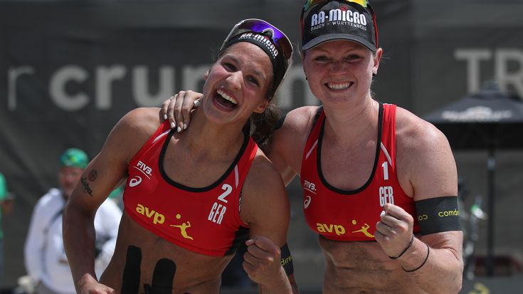 Foto FIVB: Chantal & Julia jubeln über ihren Sieg beim 4-Sterne-Turnier in Huntington Beach.