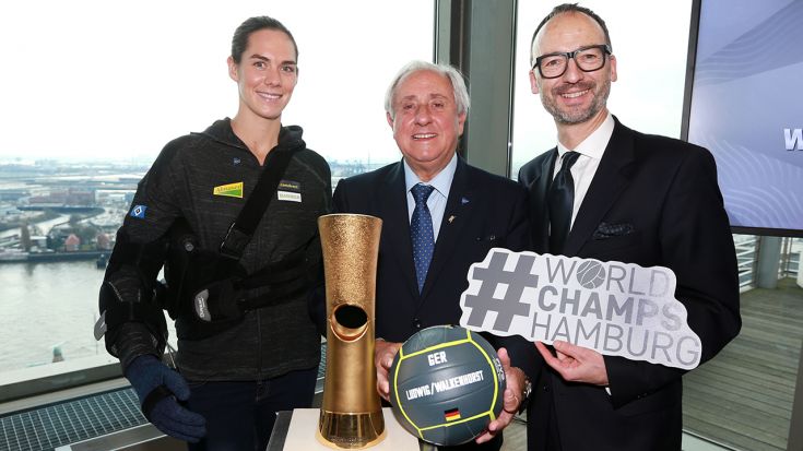 Foto Hoch-Zwei: DVV-Präsident Thomas Krohne überreichte zusammen mit Kira Walkenhorst im Anschluss an die PK FIVB-Präsident Ary S. Graça F° einen speziellen Ball der Weltmeisterinnen