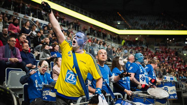 Foto Sebastian Wells: Immer wieder ein Highlight beim DVV-Pokalfinale: die Fans und Fanclubs der Vereine.