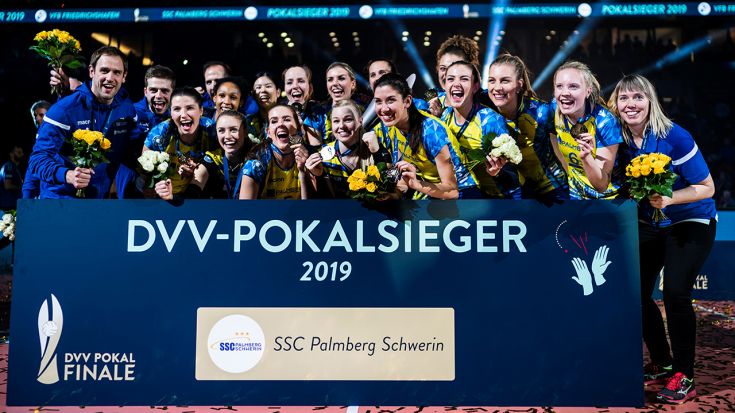 Glückliche Siegerinnen: Nach sechs Jahren holt Schwerin wieder den DVV-