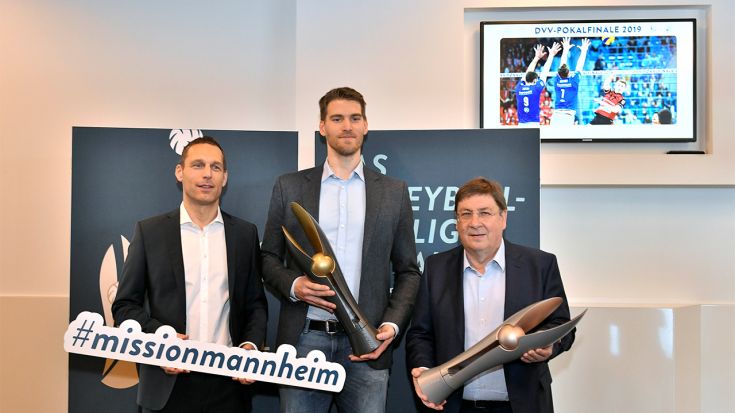 Foto Alfred Gerold: v.l.n.r. Jens Reithmann (operative Geschäftsleitung SAP Arena), Christian Dünnes (DVV-Sportdirektor) und Lothar Quast (Sportbürgermeister von Mannheim) freuen sich auf das DVV-Pokalfinale am 24. Februar.