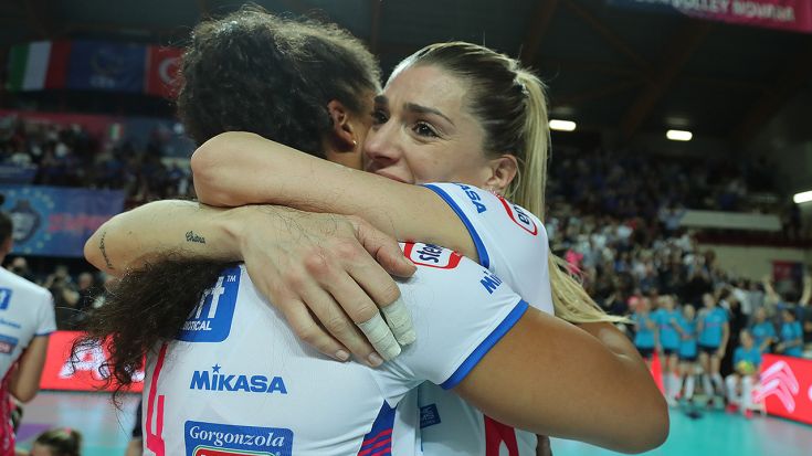 Foto CEV: Freudentränen nach knappem Sieg: Die Spielerinnen von Igor Gorgonzola Novara feiern den Finaleinzug