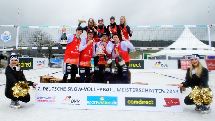 Foto Conny Kurth: Die Snow-Volleyball Meister jubel über den Sieg.