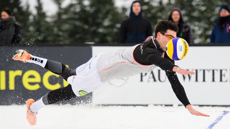 Foto Conny Kurth: Samstag und Sonntag fliegen die Teams durch den Schnee in Willingen.