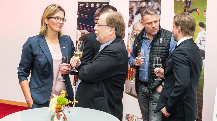 Foto Thomas Rafalzyk: DVV-Generalsekretärin Nicole Fetting im Gespräch mit DFB-Vizepräsident Rainer Koch.