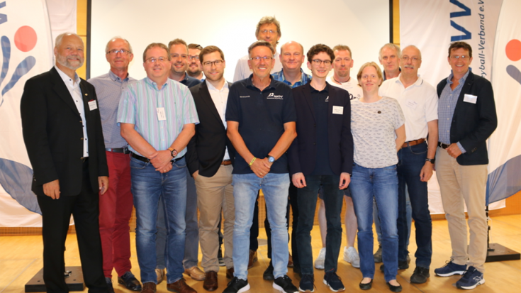 Foto NWVV: Das Foto zeigt die aktuelle NWVV-Präsidiums-Crew um Präsident Klaus-Dieter Vehling gemeinsam mit dem DVV-Präsident René Hecht (in der Mitte, hinten).