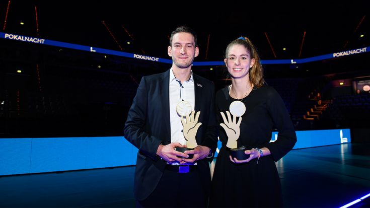 Foto Conny Kurth: Peter Niepagen (Schweriner SC) und Pia Kästner (Allianz MTV Stuttgart) nahmen das Goldene Händchen für den besten Ballwechsel der Pokalsaison entgegen. 