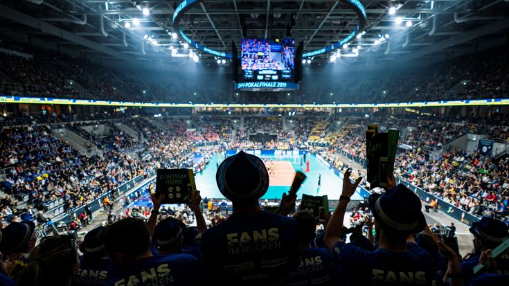 Foto Sebastian Wells: Beim DVV-Pokalfinale wird die SAP Arena in Mannheim zu einem Volleyball-Tempel.