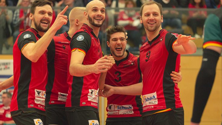 Foto Lucas Martin: Die Spieler der Volleyball Bisons Bühl jubeln ihrem Libero zu.
