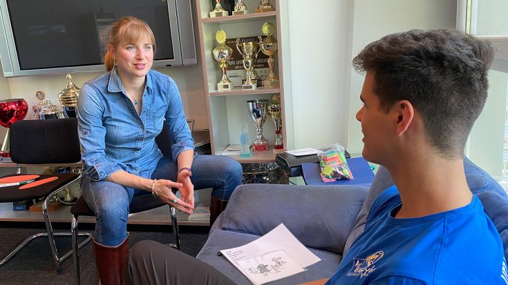 Sportpsychologin Berit Kauffeldt im Gespräch mit einem Nachwuchsvolleyballer. (Foto: Gunthild Schulte-Hoppe)
