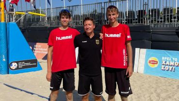 Joke Johanning und Ole Sackermann mit Trainer Kersten Holthausen (Mitte).