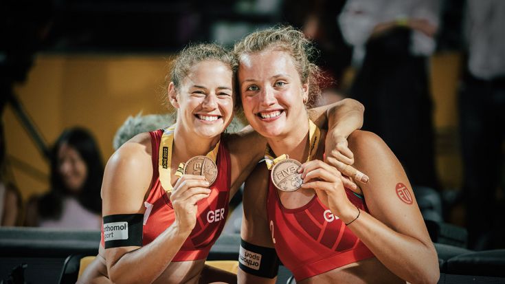 Die Bronzemedaillengewinnerinnen bei der WM 2022 Cinja Tillmann/Svenja Müller. Foto: Justus Stegemann
