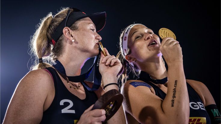 Julia Sude (li.) und Isabel Schneider gewannen im Oktober die erste gemeinsame Goldmedaille in Dubai. Foto: Volleyballworld