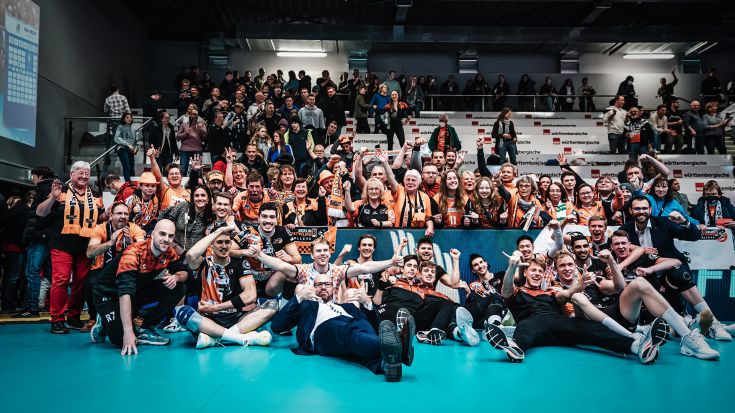 Die BERLIN RECYCLING Volleys jubeln über den Einzug ins DVV-Pokalfinale 2023. (Foto: Justus Stegemann)