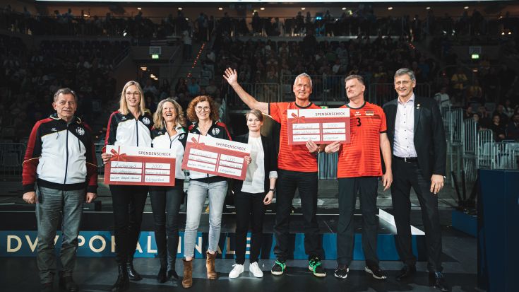 Die deutschen Ü40- und Ü50-Seniorinnen sowie die Ü60-Senioren wurden beim Pokalfinale von DVV-Präsident René Hecht (rechts) und DVV-Vorstand Julia Frauendorf (4.v.r.) für ihre Weltmeistertitel ausgezeichnet. (Foto: Justus Stegemann)