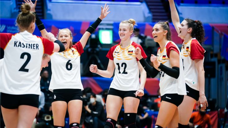 Das deutsche Team feiert bei der VNL den zweiten Sieg.(Foto: volleyballworld)