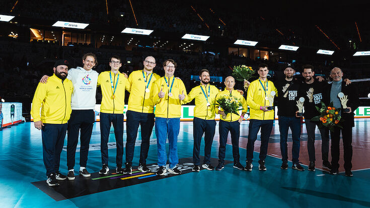 Die Preisträger des „Goldene Händchen“: Das Unified Volleyballteam der TSG Wilhelmsdorf, die Außenangreifer des SV Schulzendorf und Rüdiger Deinert (v.l.n.r.). Foto: Florian Treiber