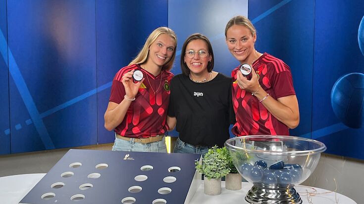 Linda Bock (li.) und Louisa Lippmann (re.) als Losfeen, in der Mitte Dyn-Expertin Janni Schick – gemeinsam sorgten sie für einen stimmungsvollen Auslosungsabend. (Foto: Dyn) Linda Bock (li.) und Louisa Lippmann (re.) als Losfeen, in der Mitte Dyn-Expertin Janni Schick – gemeinsam sorgten sie für einen stimmungsvollen Auslosungsabend. (Foto: Dyn)